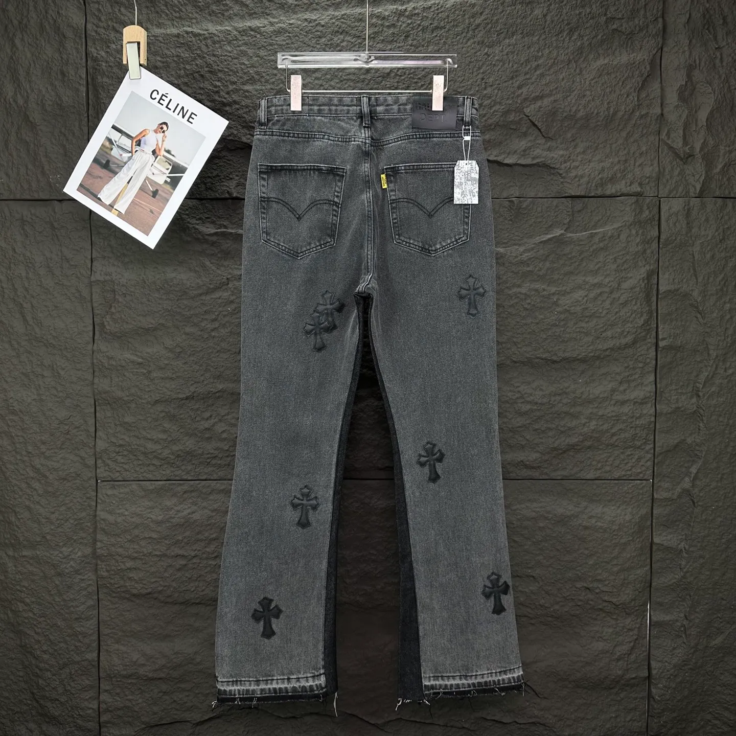 P270 GALLERY DEPT. Co-branded 2025 new style spliced ​​multiple cross-over leather couples style loose washed flared jeans 🔥High version🔥High version🔥 Top ceiling quality Styles with different washed textures are very friendly to people with thin legs and thick legs. The straight version is very flattering to the leg shape. Moderate length that never goes out of style, easy to match with casually, basic styling for various styles, a must-have in the wardrobe! The fabric is stiff but also makes the upper body soft without losing texture. The washing process is even more perfect. It is a must-have item for everyone! ! ! Washed wheat, hang tag, pants label, complete with three labels Color: washed black Size: 28, 30, 32, 34, 36 (five sizes)